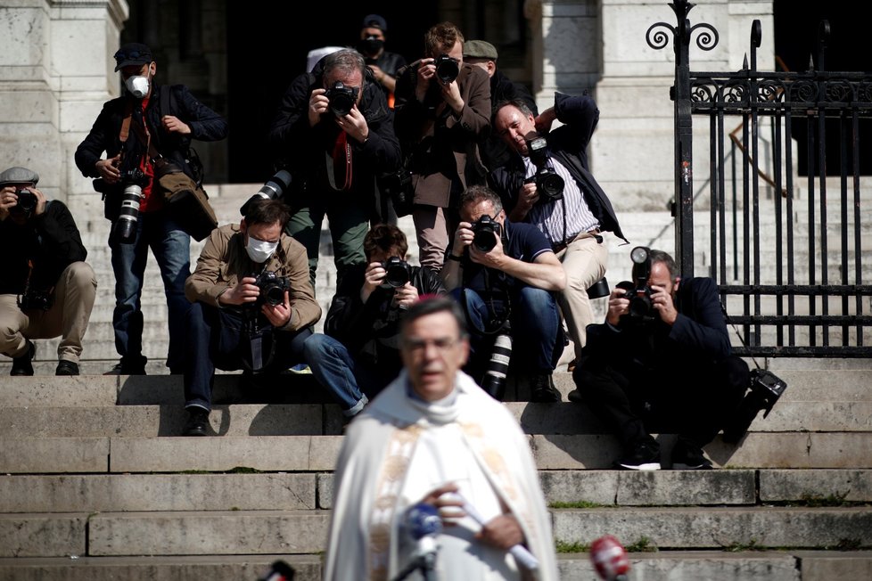 Francouzi se modlí během velikonoční bohoslužby (11. 4. 2020)