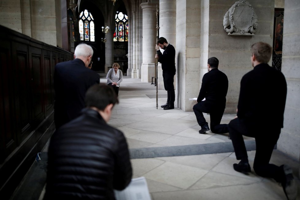 Francouzi se modlí během velikonoční bohoslužby (11. 4. 2020).