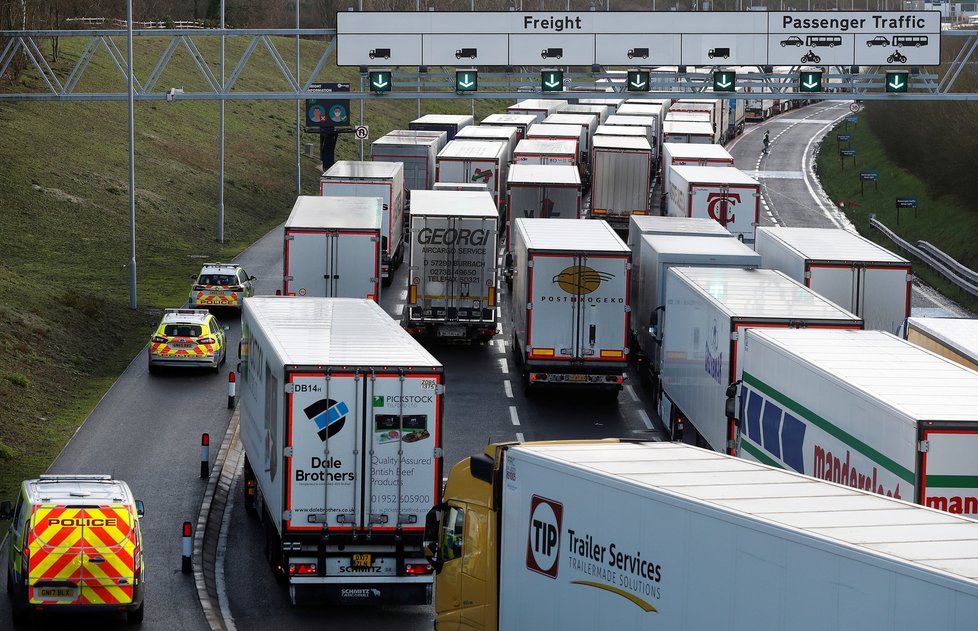 Nová mutace koronaviru: Kamiony na francouzské straně Eurotunelu.