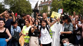 Demonstrace proti zdravotnickým pasům a povinnému očkování ve Francii