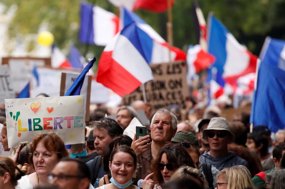 Protesty ve Francii proti restrikcím a zdravotním pasům.