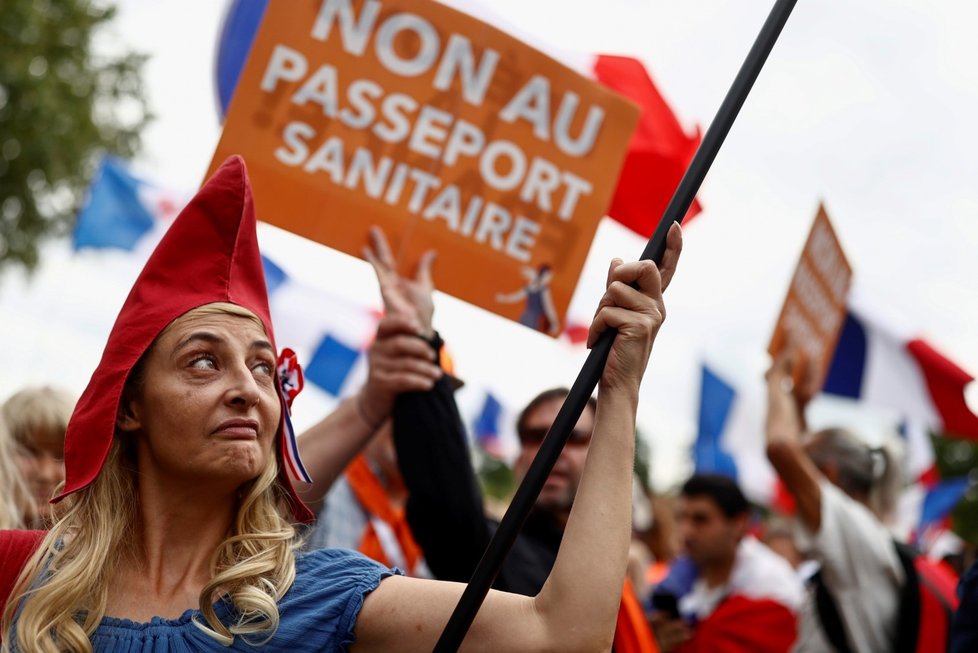 Protesty ve Francii proti restrikcím a zdravotním pasům.