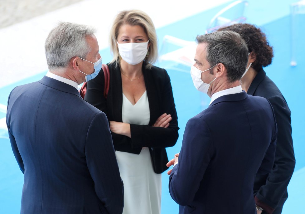 Francouzský ministr financí a hospodářství Bruno Le Maire, ministryně ekologického přechodu Barbara Pompiliová a ministr zdravotnictví Olivier Veran na oslavy Dne Bastily dorazili v rouškách.
