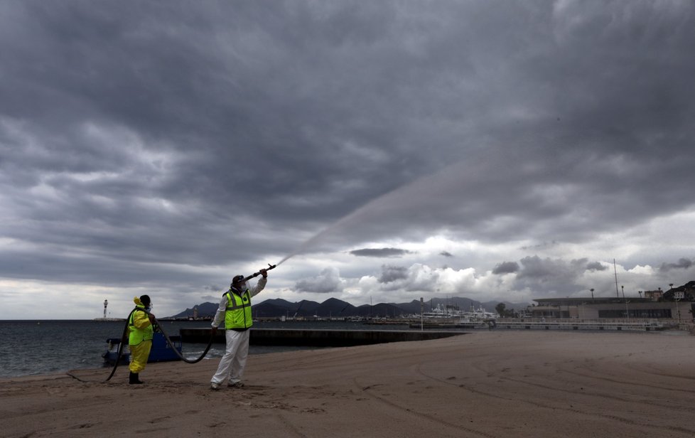 Dezinfekce pláží ve francouzském Cannes