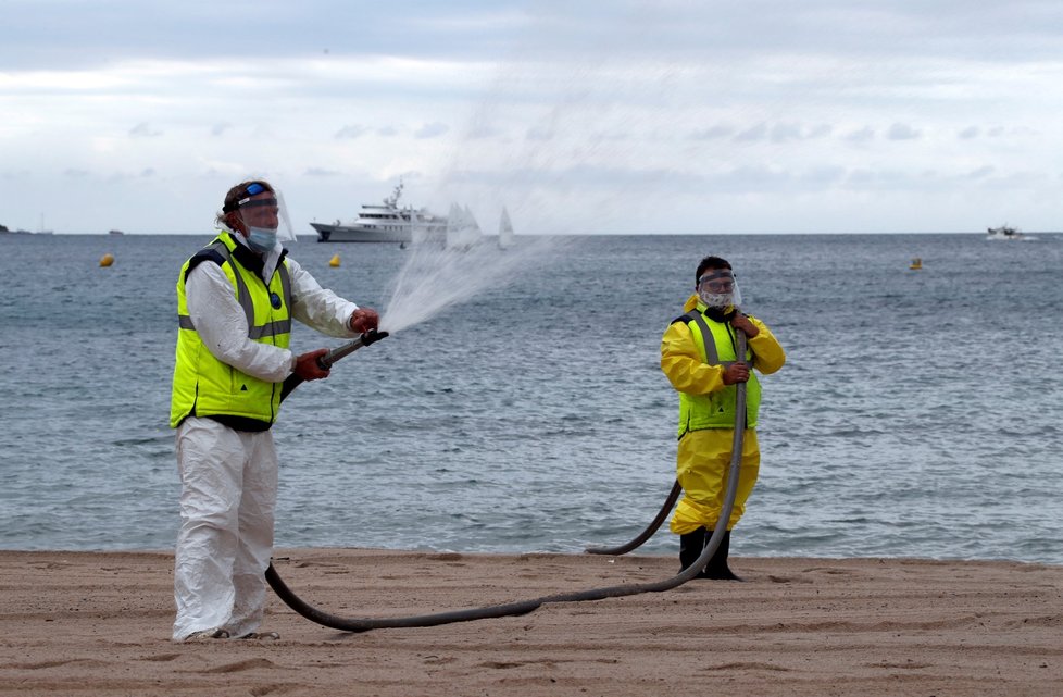 Dezinfekce pláží ve francouzském Cannes