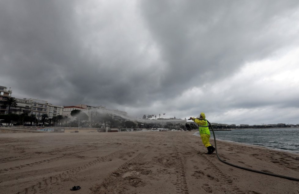 Dezinfekce pláží ve francouzském Cannes.