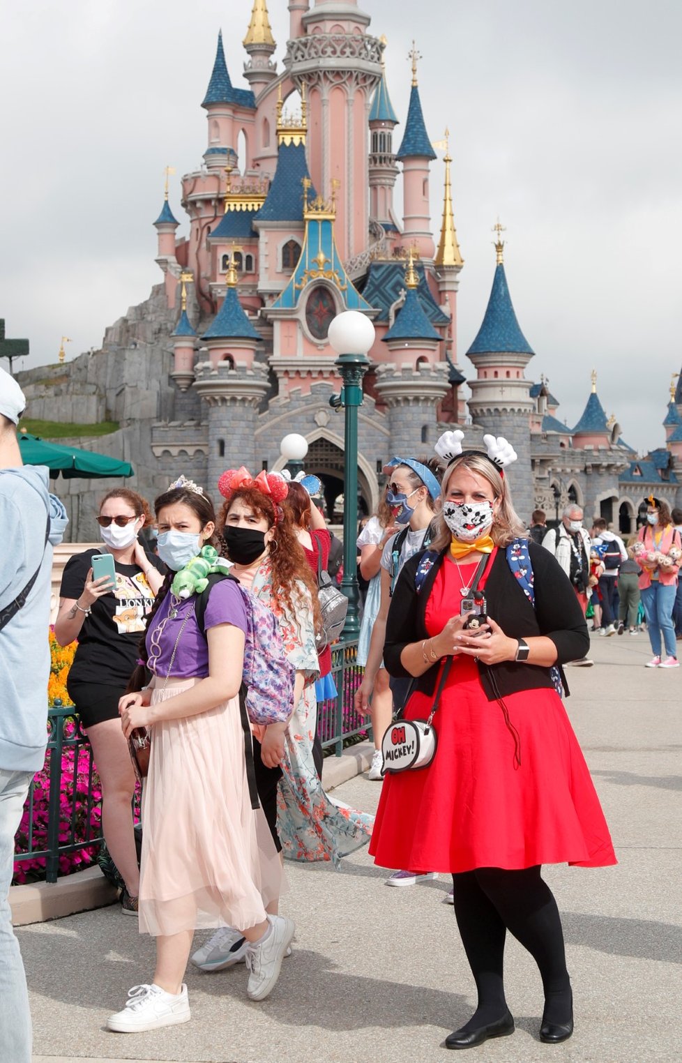 Ve Francii po pauze způsobené pandemií otevřel Disneyland.