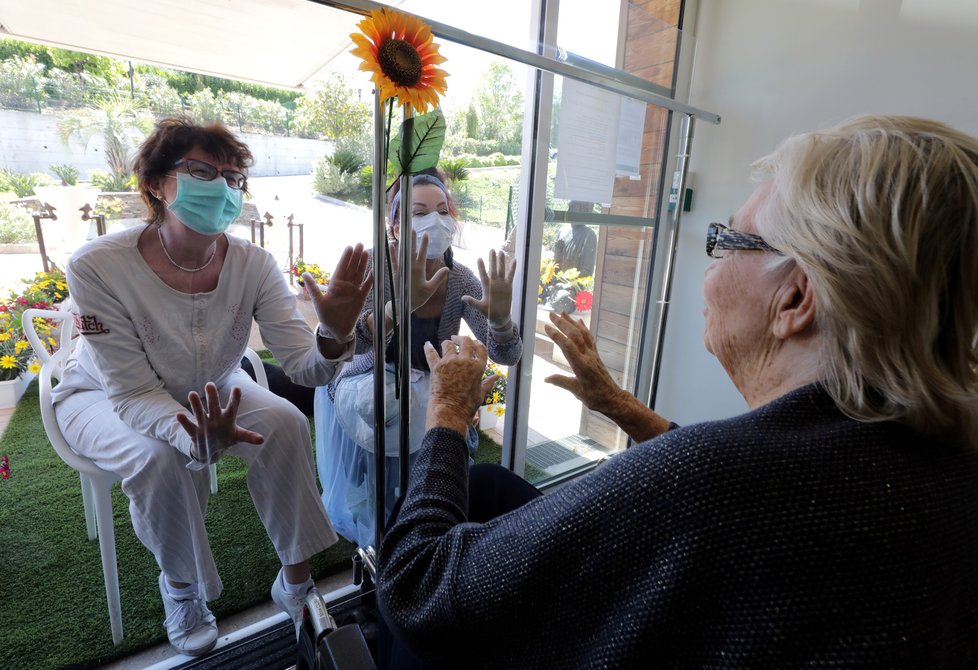 Francouzský domov důchodců vyřešil návštěvy pro seniory.
