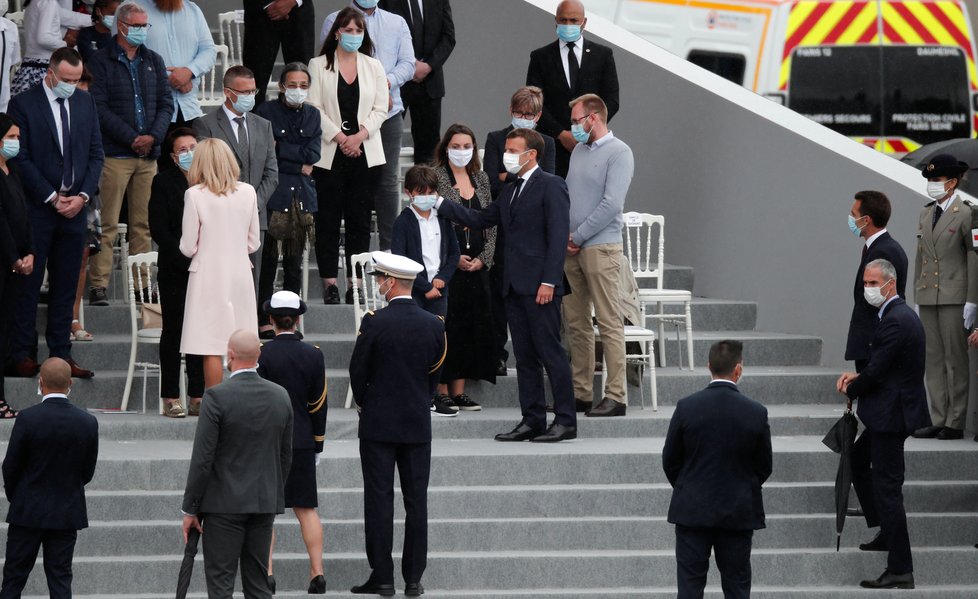 Prezident Emmanuel Macron s manželkou Brigitte během oslav Dne Bastily (14. 07. 2020)