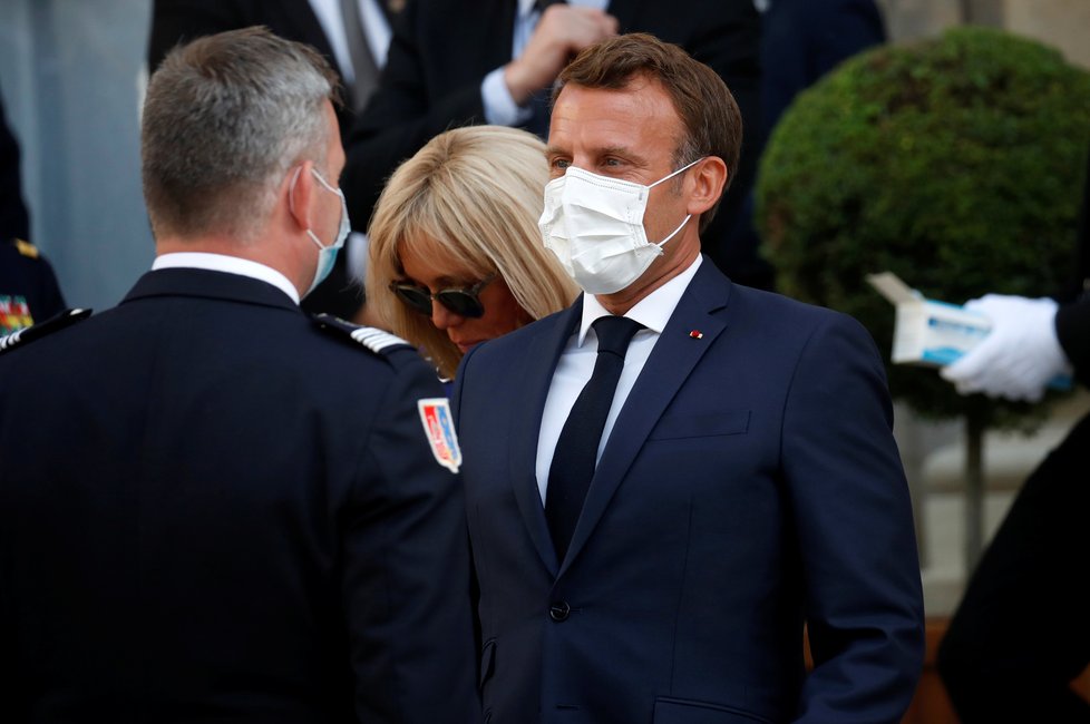 Brigitte Macronová roušku odmítla, její manžel Emmanuel si ji v předvečer výročí dne dobytí Bastily nasadil. (13. 7. 2020)