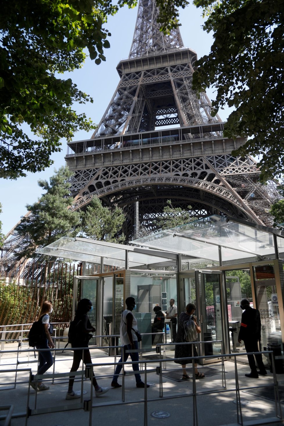 Eiffelova věž se po třech měsících otevřela po uzavření v důsledku protikoronavirových opatření (25. 6. 2020)