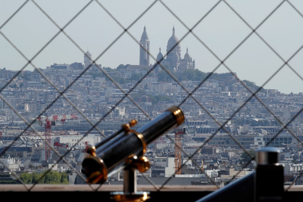Eiffelova věž se po třech měsících otevřela po uzavření v důsledku protikoronavirových opatření (25. 6. 2020)