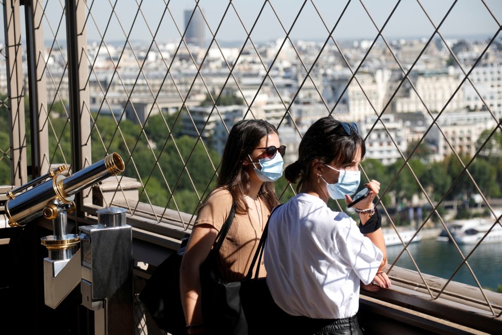 Eiffelova věž se po třech měsících otevřela po uzavření v důsledku protikoronavirových opatření (25. 6. 2020).