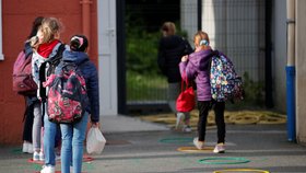 Francouzští žáci se vrátili do škol, platí pro ně přísná opatření.