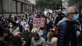 Majitelé restaurací a barů v Marseille vyšli do ulici protestovat proti tomu, že vláda znovu zavřela jejich podniky.