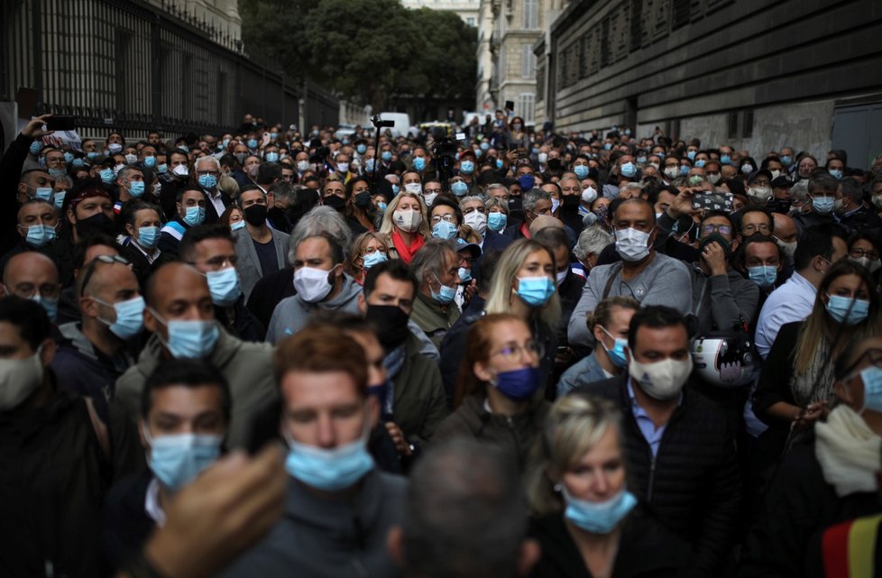 Majitelé restaurací a barů v Marseille vyšli do ulici protestovat proti tomu, že vláda znovu zavřela jejich podniky.