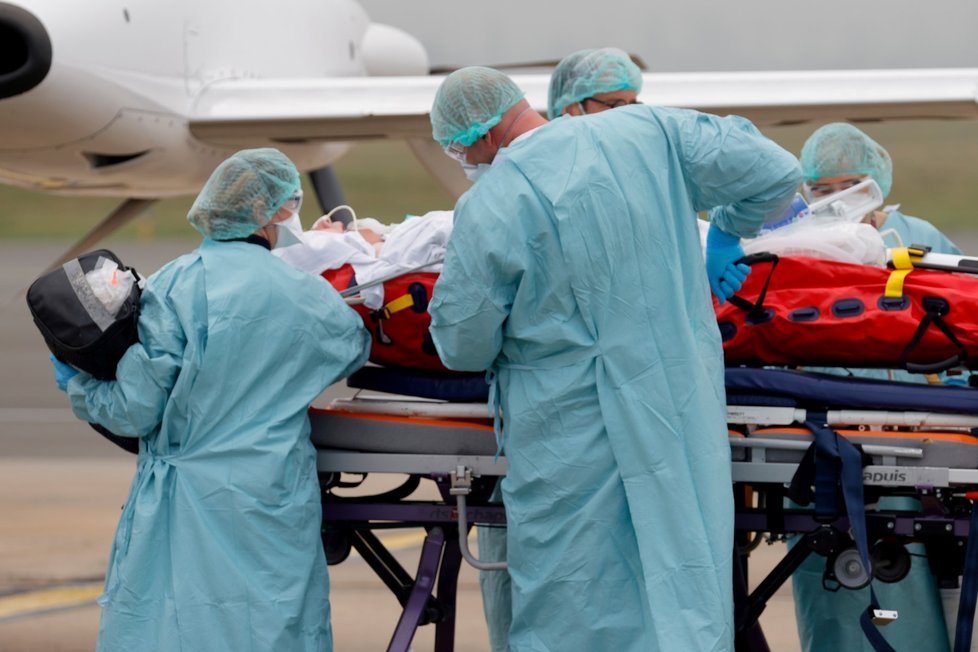 Část pacientů v těžkém stavu míří z francouzských přeplněných nemocnic do Německa.