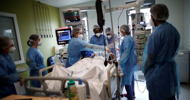 Lékaři o plných nemocnicích ve Francii: „Tohle jsme nezažili ani při teroristických útocích“ 
