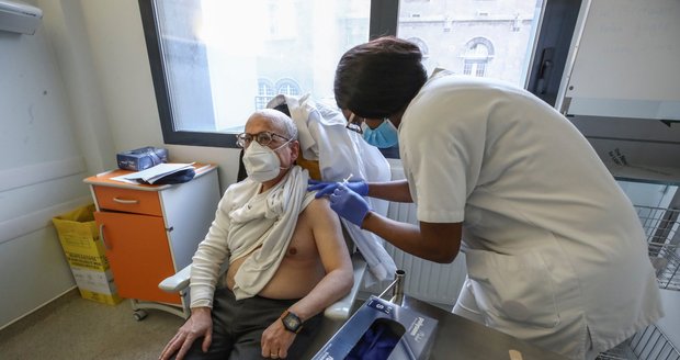 Problémy s očkováním v Brně: Agresivní důchodci se dožadují vakcíny i bez registrace!