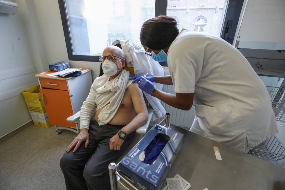 Očkování proti koronaviru ve Francii