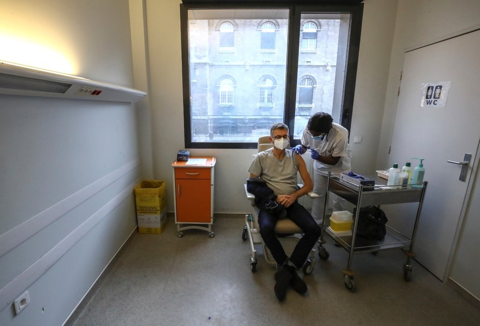 Očkování proti koronaviru ve Francii. Očkování proti koronaviru ve Francii.