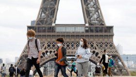 Eiffelova věž, jeden z hlavních turistických cílů v Paříži, zažívá kvůli pandemii covidu-19 drtivý propad návštěvnosti.