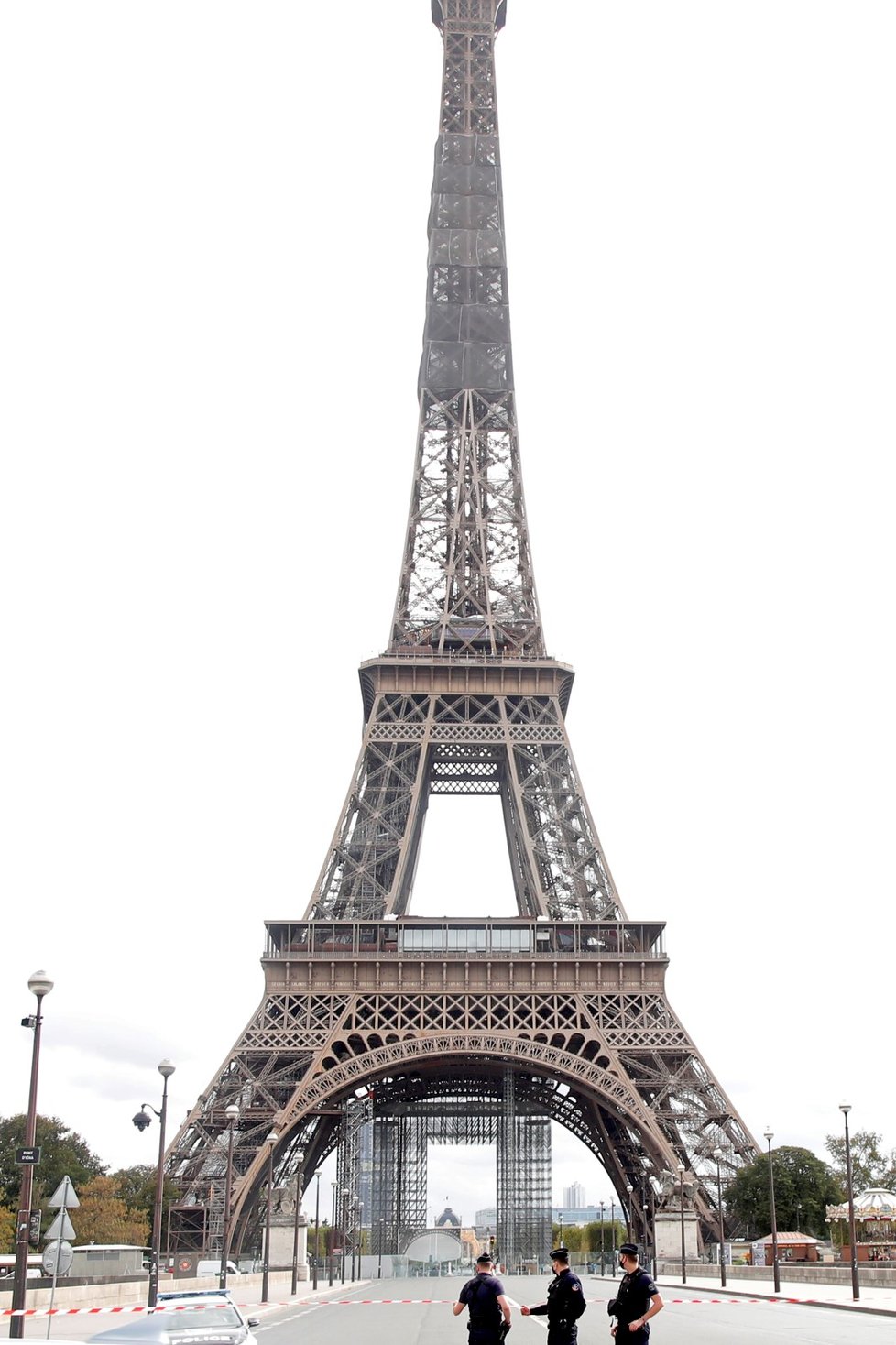 Eiffelova věž, jeden z hlavních turistických cílů v Paříži, zažívá kvůli pandemii covidu-19 drtivý propad návštěvnosti.