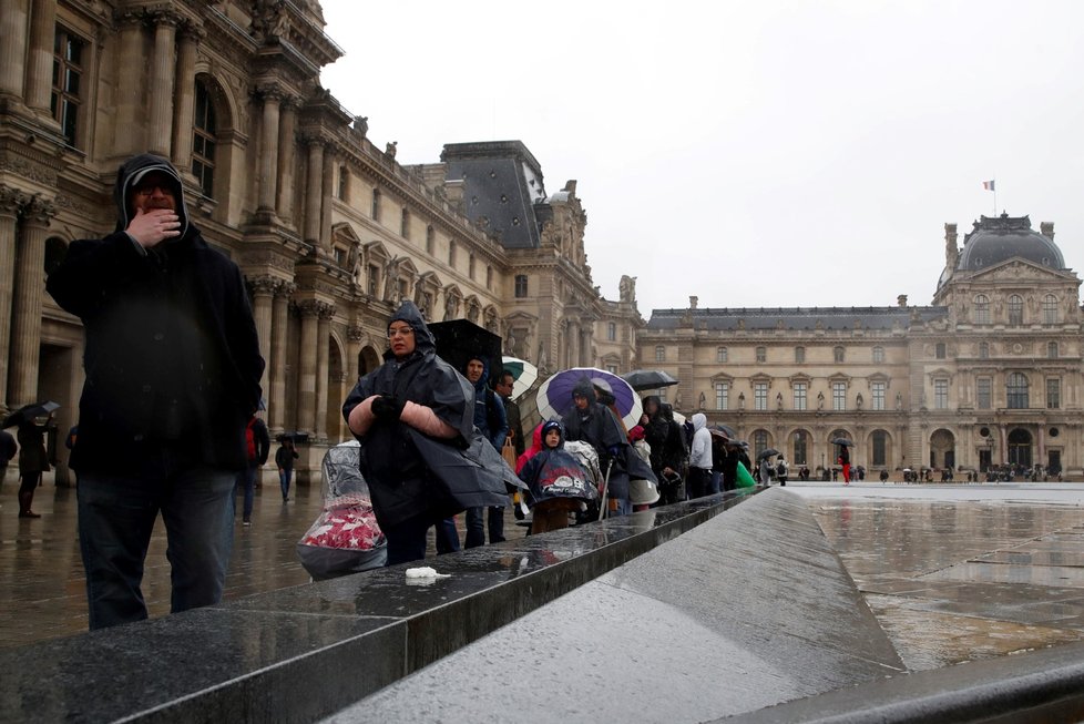 Muzeum Louvre v Praříži bylo zavřeno kvůli šíření koronaviru