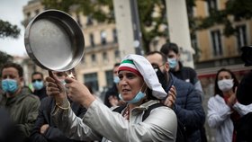 Koronavirus ve Francii: Majitelé restaurací a jejich personál během protestu kvůli obavám z dalších restrikcí (2. 10. 2020)