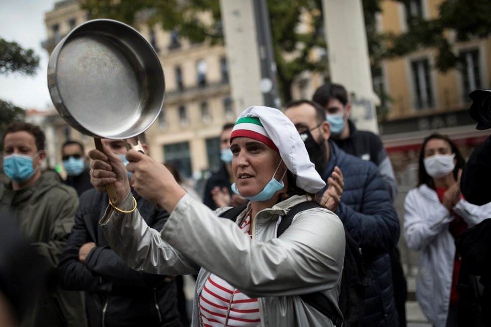 Koronavirus ve Francii: Majitelé restaurací a jejich personál během protestu kvůli obavám z dalších restrikcí (2.10.2020)