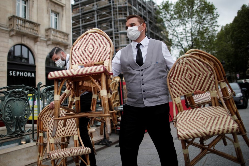 Francie uvolňuje restrikce, otevírají i zahrádky restaurací. Francie uvolňuje restrikce, otevírají i zahrádky restaurací.