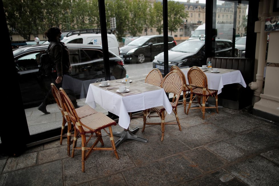 Francie uvolňuje restrikce, otevírají i zahrádky restaurací.