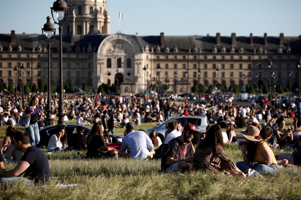 Pařížané si užívají počasí v parcích (30. 5. 2020)