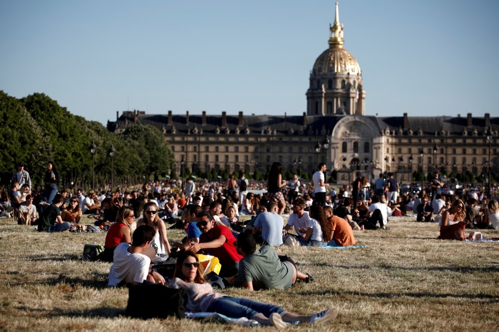 Pařížané si užívají počasí v parcích (30. 5. 2020).