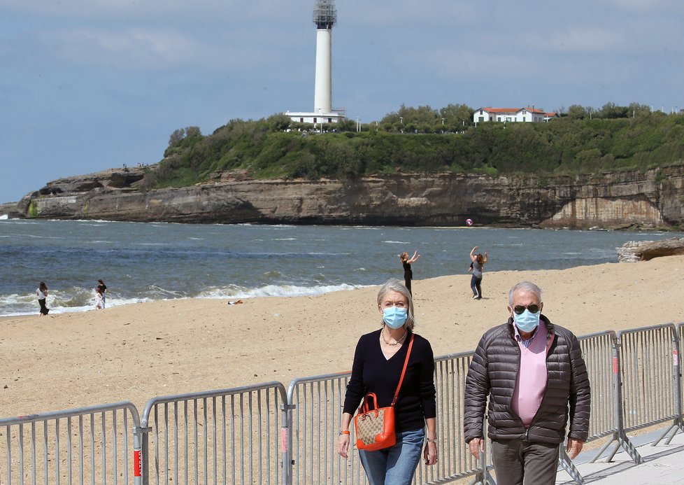 Pláž Biarritz ve Francii během pandemie koronaviru