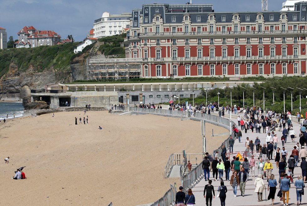 Pláž Biarritz ve Francii během pandemie koronaviru