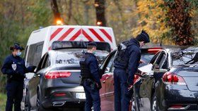 Koronavirus ve Francii: Policie provádí kontrolu osvědčení o výjimce během mezinárodního lockdownu (15.11.2020).