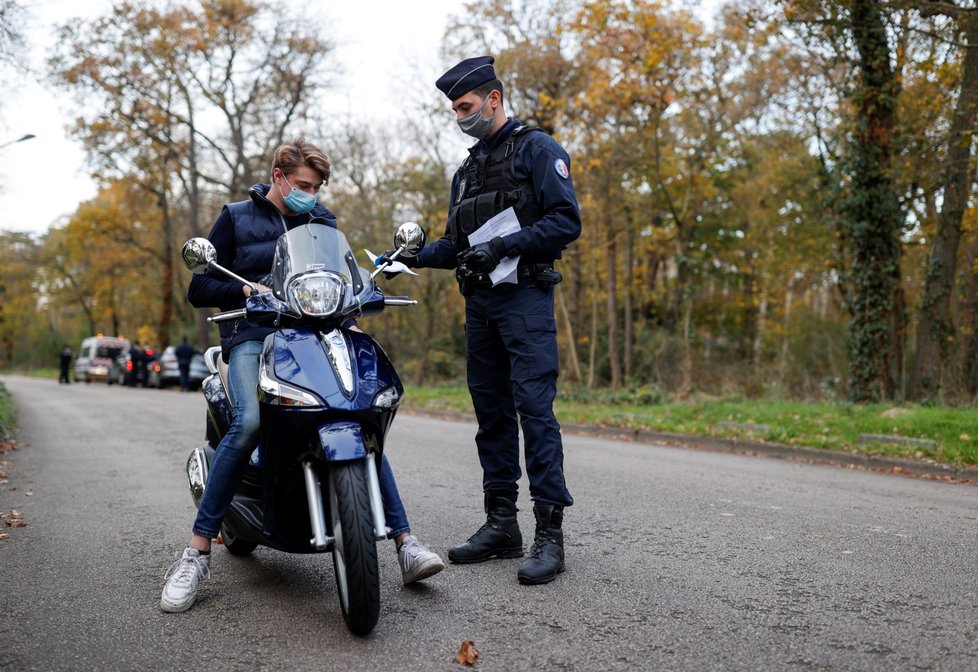 Koronavirus ve Francii: Policie provádí kontrolu osvědčení o výjimce během mezinárodního lockdownu (15.11.2020)