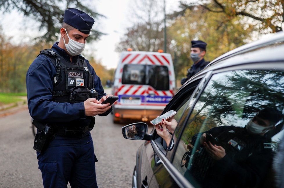 Koronavirus ve Francii: Policie provádí kontrolu osvědčení o výjimce během mezinárodního lockdownu (15.11.2020)