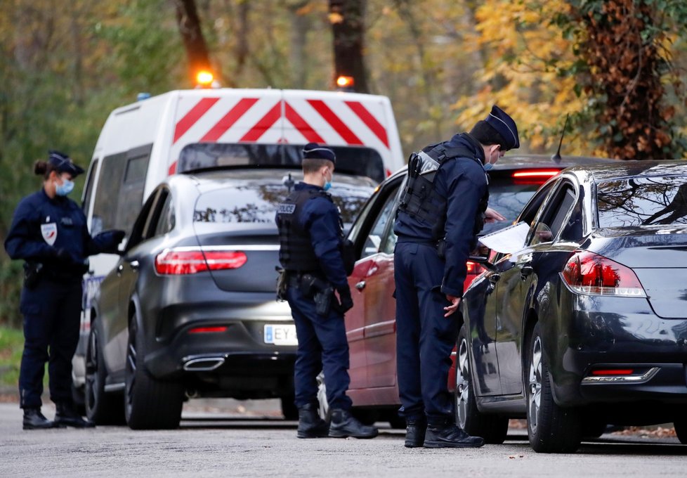 Koronavirus ve Francii: Policie provádí kontrolu osvědčení o výjimce během mezinárodního lockdownu (15. 11. 2020).