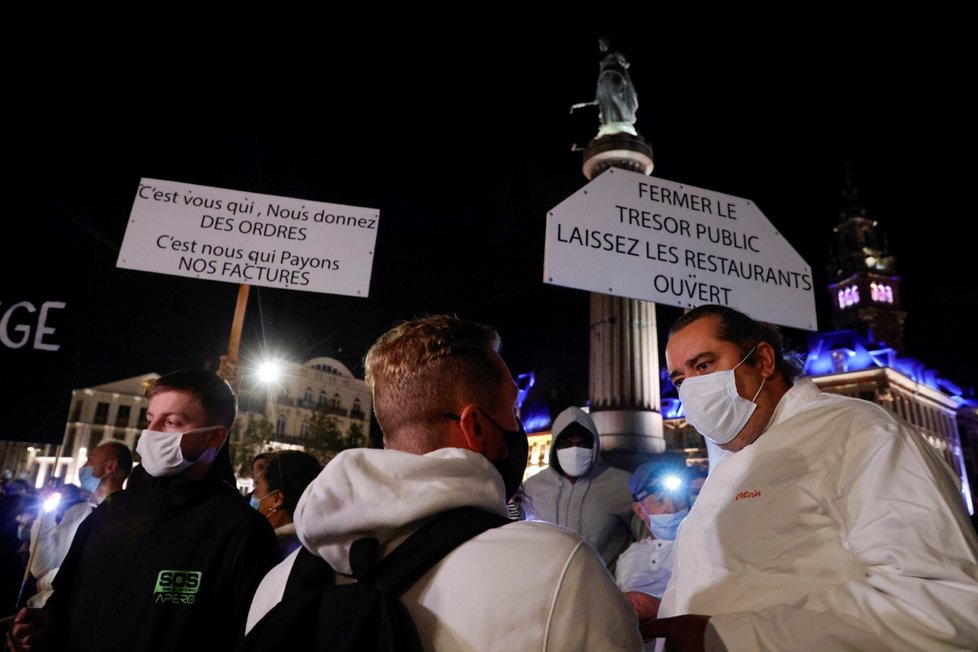 Koronavirus ve Francii: Protesty lidí kvůli opatření, která mají uzavřít restaurace a hospody (3.10.2020)