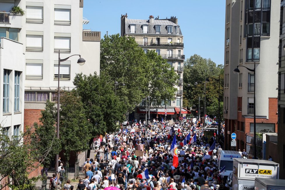 Koronavirus ve Francii: Mohutné protesty proti vakcinaci a testům (14.8.2021)