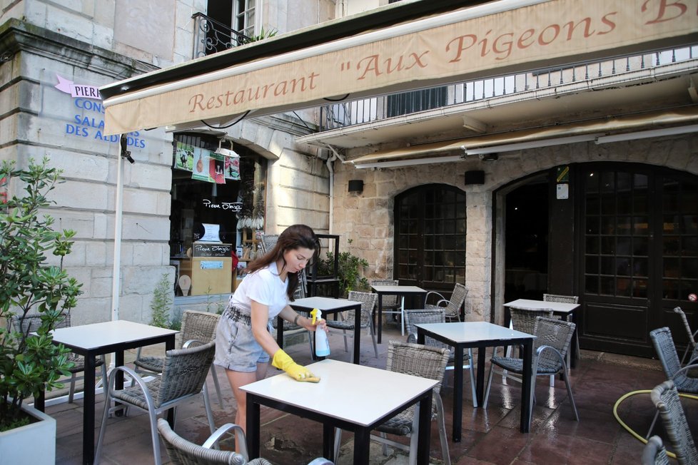 Koronavirus ve Francii: Restaurace se připravují na příliv turistů a návštěvníků po uvolňování opatření (29. 5. 2020).