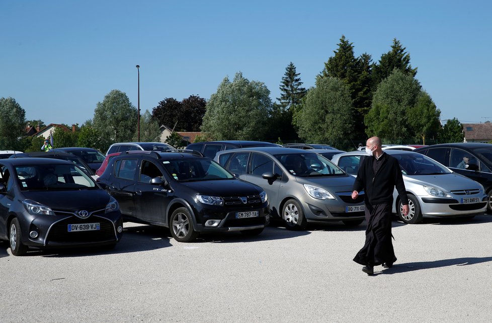 Ve Francii v době pandemie koronaviru přistoupili k pořádání automší.