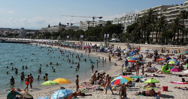 Ve Francii kvůli koronaviru zavírají pláže. Mladí lidé se hromadně nakazili v barech