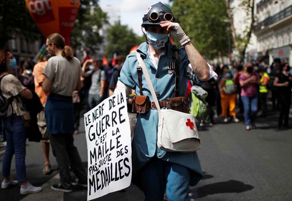 Koronavirus ve Francii. Protesty zdravotníků během Dne Bastily