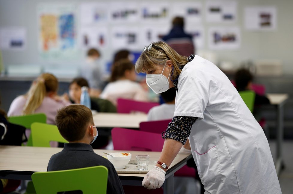 Koronavirus ve Francii: Děti během posledního dne ve škole. Prezident totiž rozhodl o delší uzávěře škol (2.4.2021)