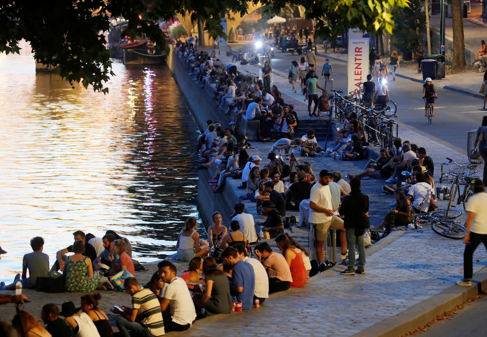 Koronavirus ve Francii: Takto to vypadá večer v Paříži na březích řeku Seiny.