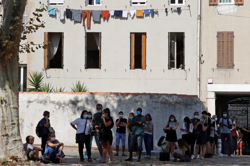 Dlouhé fronty na testování ve francouzském městě Marseille.