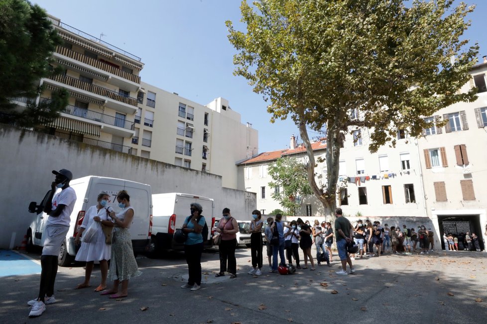 Dlouhé fronty na testování ve francouzském městě Marseille.